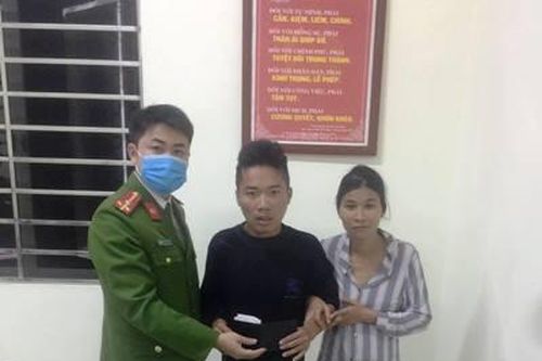 Trao trả tài sản cho đôi vợ chồng khuyết tật đánh rơi đêm 30 Tết