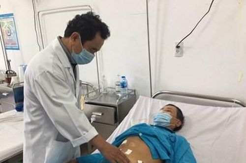 Thủng dạ dày do nuốt phải tăm tre