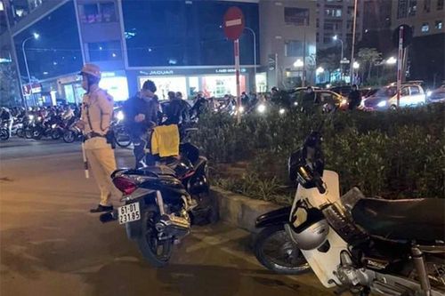 Va chạm giao thông, thanh niên rút dao đâm gục người đàn ông trên phố