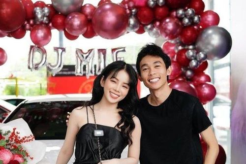 Bóc giá xế hộp Hồng Thanh 'tay trong tay' DJ Mie đi nhận ngày đầu năm mới