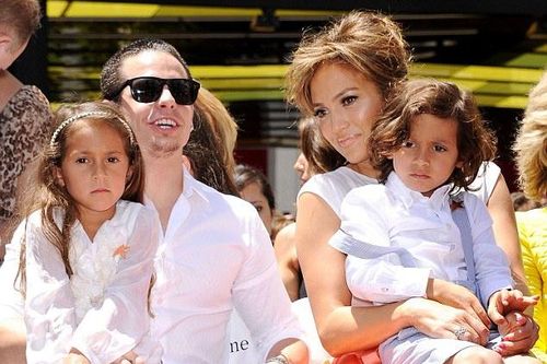 Jennifer Lopez khóc khi hai con bước vào độ tuổi teen