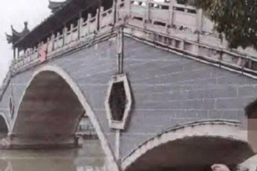 Bi kịch của cô gái khi cố cứu gã bạn trai giả vờ nhảy sông tự tử