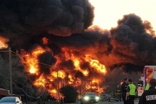Xe tải đâm tàu chở dầu rồi phát nổ, lái tàu và tài xế sống sót thần kì