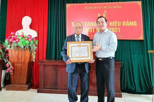 Trao Huy hiệu 75 tuổi Đảng cho đảng viên lão thành