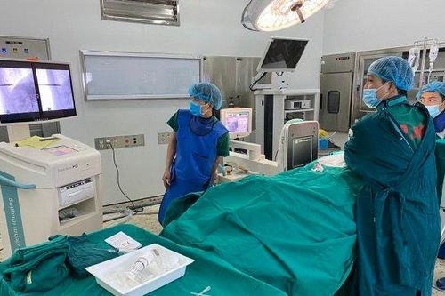Cụ bà 101 tuổi được bơm xi măng vào đốt sống để thoát cảnh liệt giường