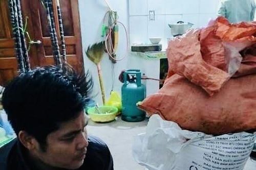 Bắt giữ đối tượng tàng trữ trái phép gần 60 kg thuốc nổ