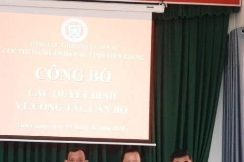 Cục Thi hành án dân sự Tiền Giang trao quyết định về công tác cán bộ