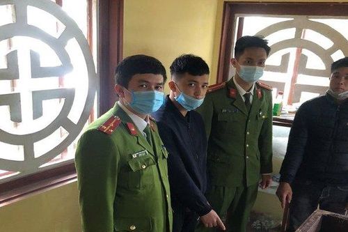 Dùng móc quần áo 'câu' tiền trong hòm công đức