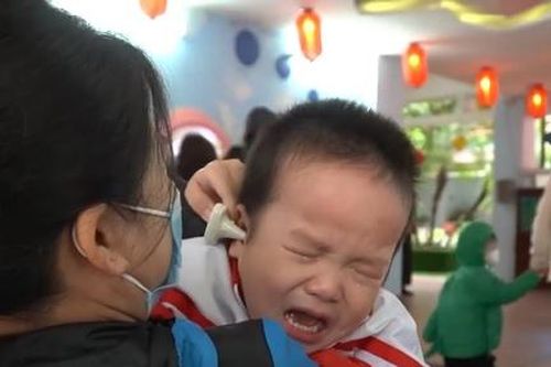 Trẻ mầm non òa khóc trong ngày trở lại trường học