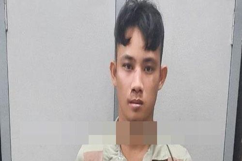 Đốt xe máy của mẹ, đánh người vào dập lửa