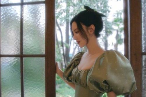 Hoa hậu Hoàn vũ Trung Quốc nhập viện vì mặc váy bó sát