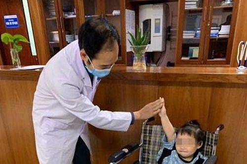 Bé gái rơi từ tầng 12A chung cư 60B Nguyễn Huy Tưởng được ra viện
