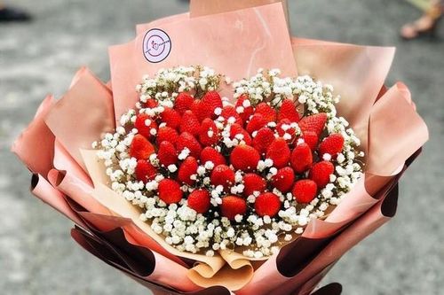 Thị trường 5/3: Xoài cát Hòa Lộc rớt giá, hoa dâu tây đắt hàng dịp 8/3