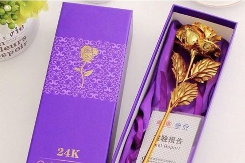 Xuất hiện hoa hồng 'mạ vàng' giá chỉ 10.000 đồng/bông