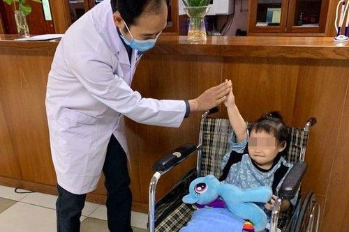 Bé gái rơi từ tầng 12 chung cư ở Hà Nội cười tươi rói khi xuất viện