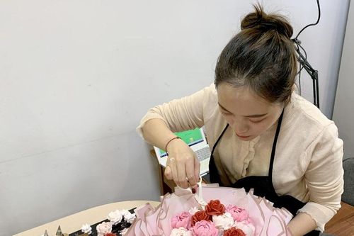 Giá hoa tươi tăng trở lại dịp 8/3, hoa bánh kem hút khách