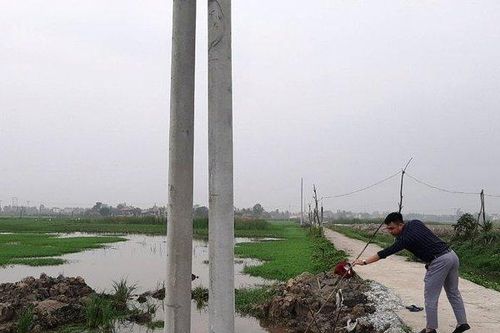 Hai anh em chết đuối thương tâm ở hố chôn cột điện không biển báo, rào chắn!