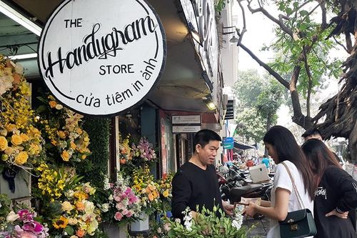 Thị trường hoa tươi 8/3: Giá tăng cao nhưng vẫn đang đợi khách mua