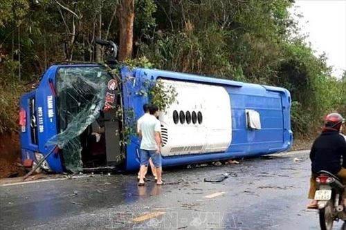 Lật xe khách giường nằm, 19 người bị thương