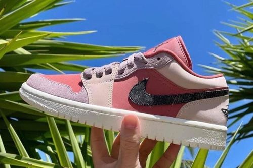 Mẫu giày sneakers nào hiện được các cô gái Việt yêu thích?