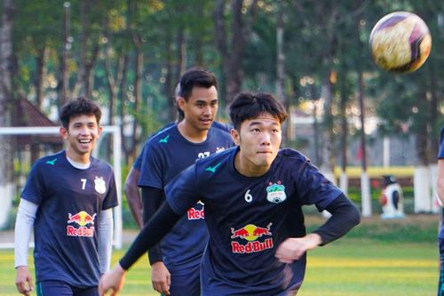 Xuân Trường phiên dịch cho Kiatisak, mong đàn em không 'dành thanh xuân để trụ hạng'