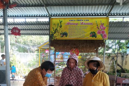 Quỹ Tương trợ Việt Nam và các Phật tử tặng quà cho người nghèo