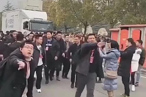 Lưu Đào thuê 20 người bảo vệ mình khi dự sự kiện