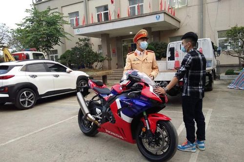 Tài xế phóng mô tô 299km/h không có bằng lái