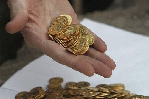 Lấy tiền trúng xổ số độc đắc mua đất, ông lão 'vớ bở' kho báu khổng lồ