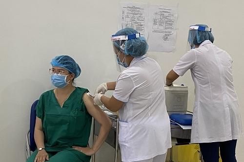 Tiêm vắc xin COVID-19: Chia sẻ của người trong cuộc