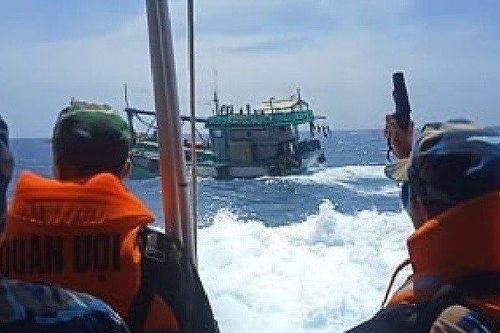 Nổ súng truy bắt tàu cá vận chuyển hơn 3.000 lít dầu lậu trên biển