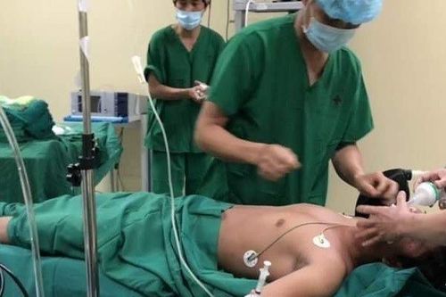 Kon Tum: Cứu sống người đàn ông bị cá chui vào cổ họng