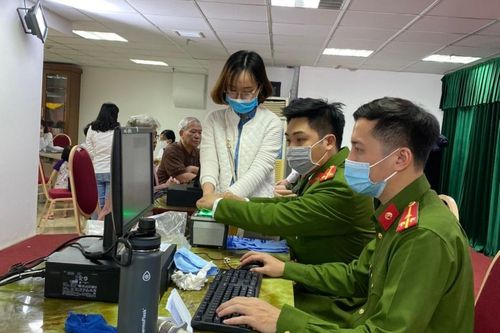 Công an quận Thanh Xuân đến tận nhà cấp căn cước gắn chíp cho nhân dân