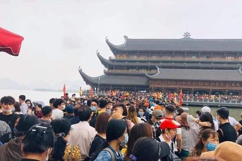 Hàng vạn người đi lễ chùa Tam Chúc đầu Xuân gây tắc nghẽn chưa từng có