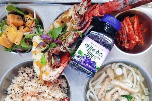 Bữa trưa có tôm hùm, trứng cá muối của học sinh Hàn Quốc