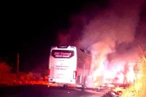Xe khách giường nằm bốc cháy, hành khách may mắn thoát chết