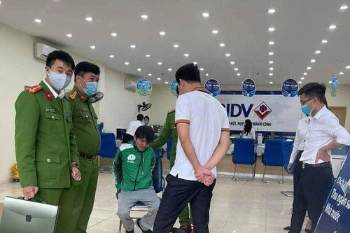 Dùng súng bật lửa đe dọa cướp tiền trong ngân hàng để trả nợ