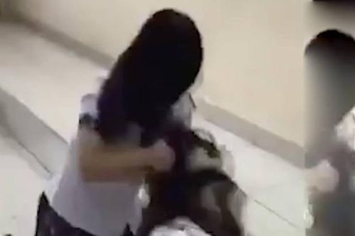 Thờ ơ trước việc bạn bị đánh trên lớp, 13 học sinh bị kỷ luật