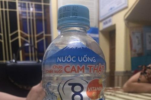 Nghệ An: Nhiều học sinh biểu hiện bị ngộ độc sau khi uống nước ngọt miễn phí ở cổng trường
