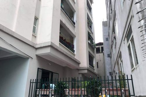 Phát hiện người phụ nữ rơi từ tầng cao chung cư xuống đất tử vong