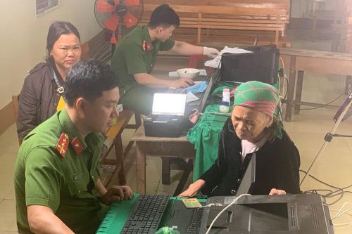 Ăn cháo khuya hồi sức, công an làm thẻ căn cước công dân cho cụ bà 86 tuổi lúc rạng sáng