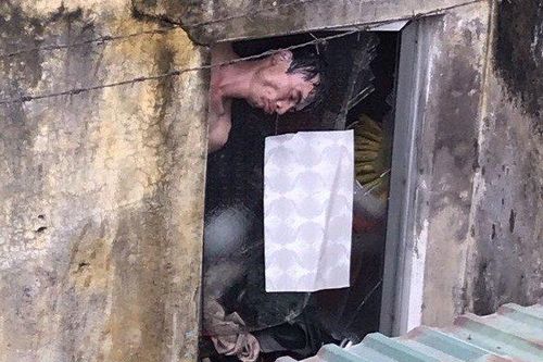 Khống chế 'ngáo đá' trèo qua nhiều nhà cao tầng, cố thủ trong nhà dân