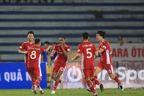 Viettel FC đánh bại Nam Định trên 'chảo lửa' Thiên Trường