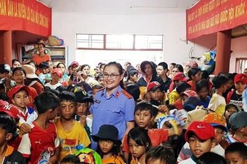 Ảnh dự thi 'Nét đẹp cán bộ, công chức ngành Kiểm sát': Về với buôn làng