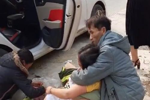 Clip: Sản phụ Nghệ An sinh con thành công ngay bên lề đường