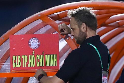 Mặt trái trong chiến thuật của HLV Polking