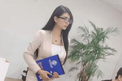 Cô giáo quá xinh đẹp khiến tất cả học sinh không nghỉ một tiết nào