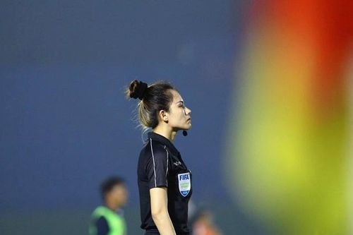 Nữ trọng tài giải hạng Nhất gây sốt vì ngoại hình quá gợi cảm