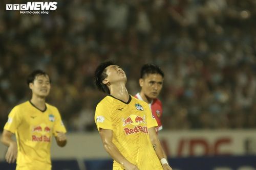 HAGL tấn công bế tắc, vì sao HLV Kiatisak quyết không thay Tuấn Anh?