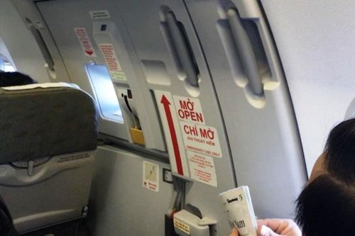Mở cửa thoát hiểm để... đi vệ sinh, nam hành khách nhận cái kết đắng